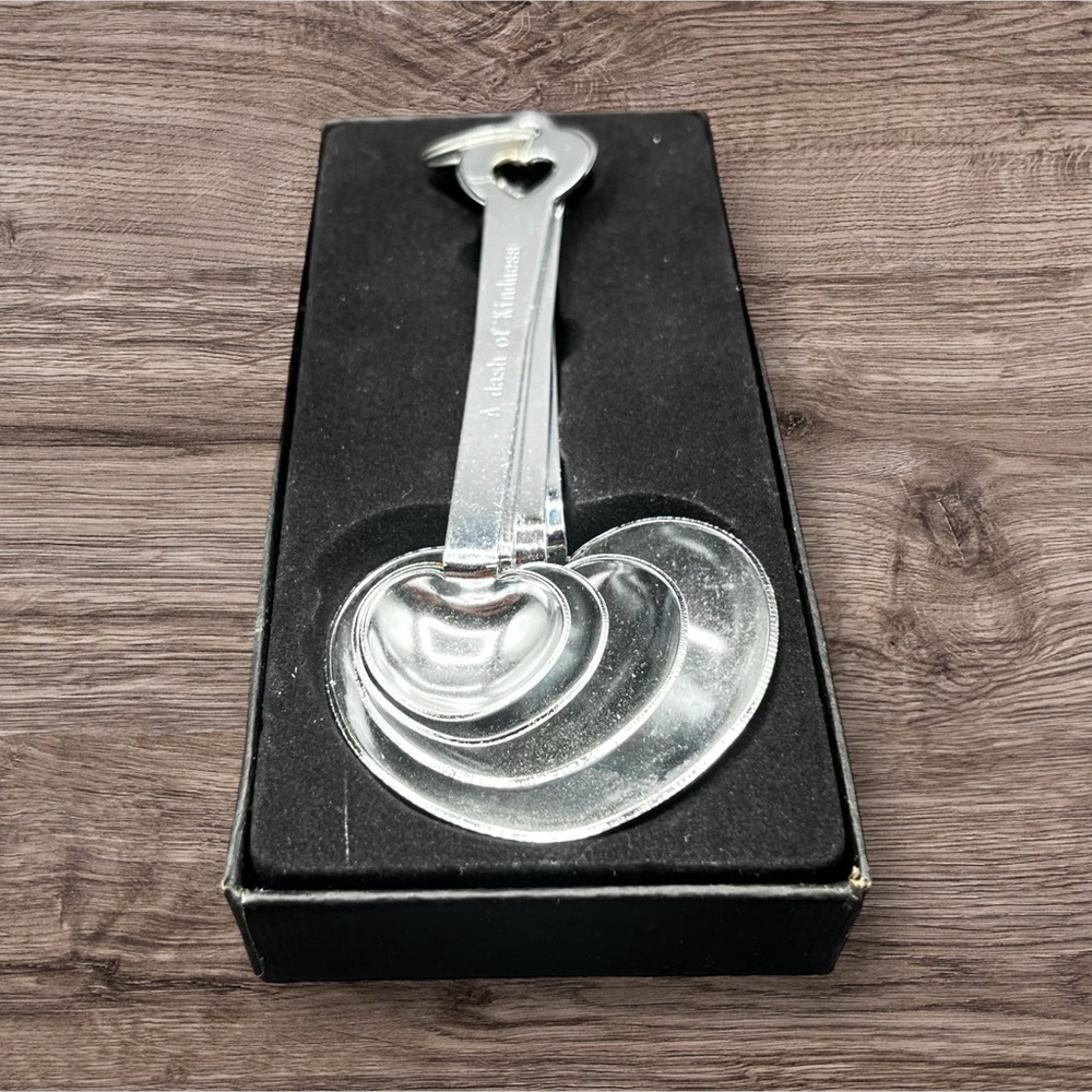 HEART-SHAPED MEASURING SPOON SET “A DASH OF KINDNESS” NEW IN BOX - Picture 1 of 2